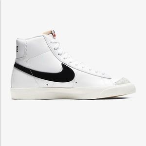 Nike Blazer Mid ‘77 Vintage AND Nike Crew Socks